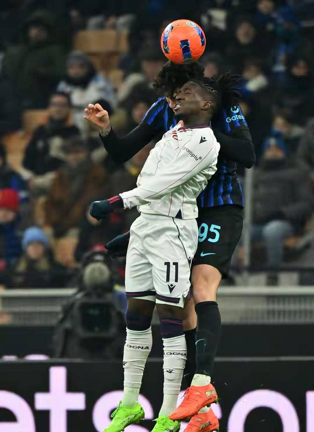 蓝黑军团主场大捷 国际米兰3-1力克博洛尼亚登顶意甲榜首